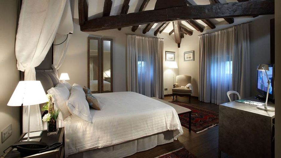 Iriarte Jauregia Hotel Room