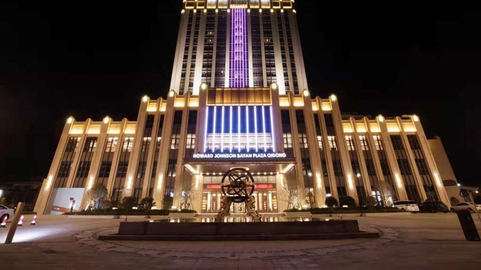 Howard Johnson By Wyndham Bayan Plaza Exterior