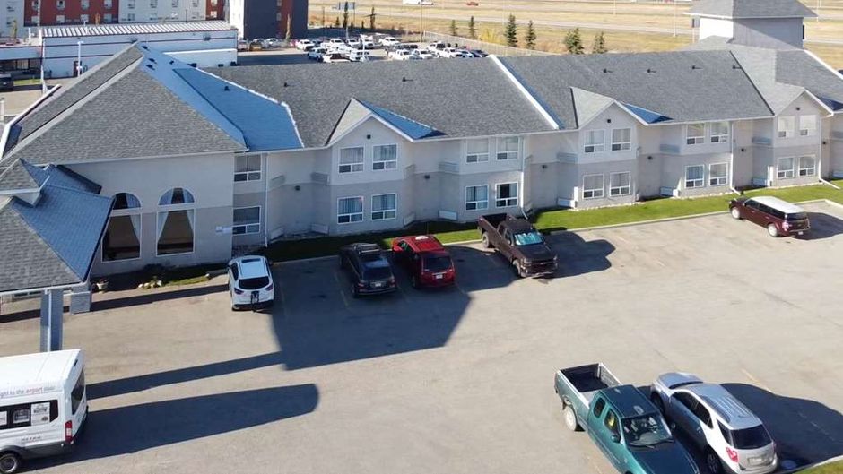 Quality Inn & Stes Edmonton Intl Airport Exterior