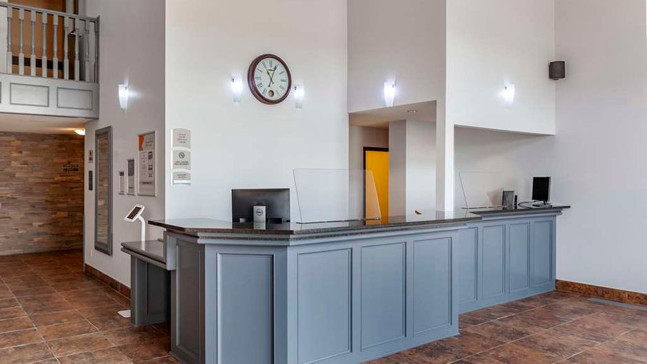 Quality Inn & Stes Edmonton Intl Airport Lobby