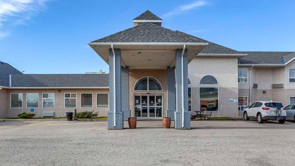 Quality Inn & Stes Edmonton Intl Airport Exterior