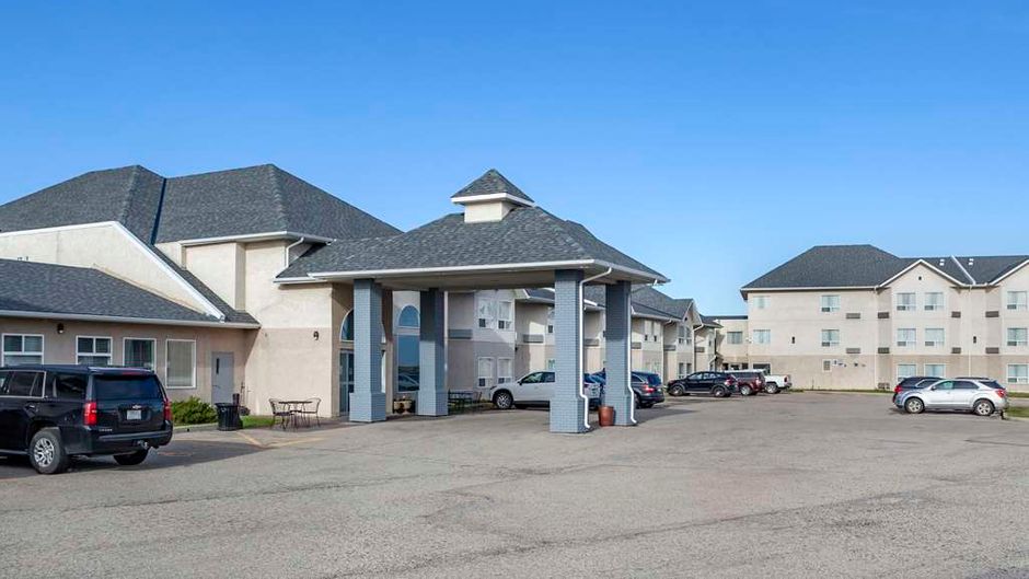 Quality Inn & Stes Edmonton Intl Airport Exterior