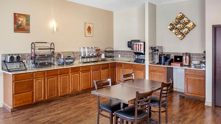 Quality Inn & Stes Edmonton Intl Airport Restaurant