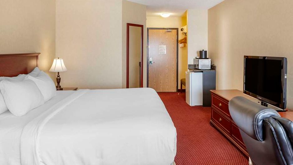 Quality Inn & Stes Edmonton Intl Airport Room