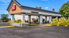 Econo Lodge Inn & Suites
