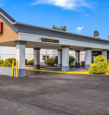 Econo Lodge Inn & Suites