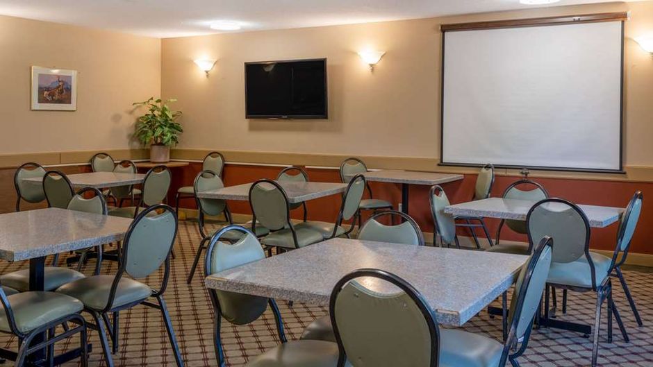 Travelodge by Wyndham Lacombe Meeting