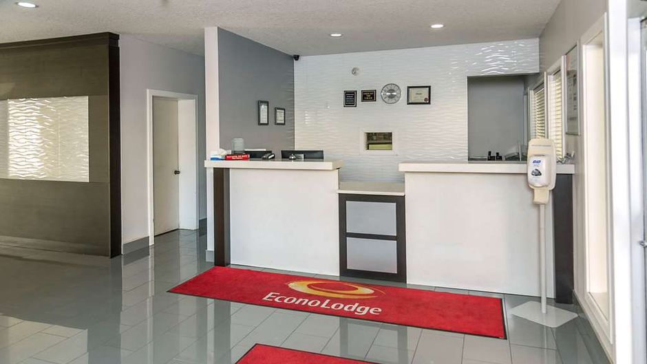 Econo Lodge Inn and Suites Medicine Hat Lobby