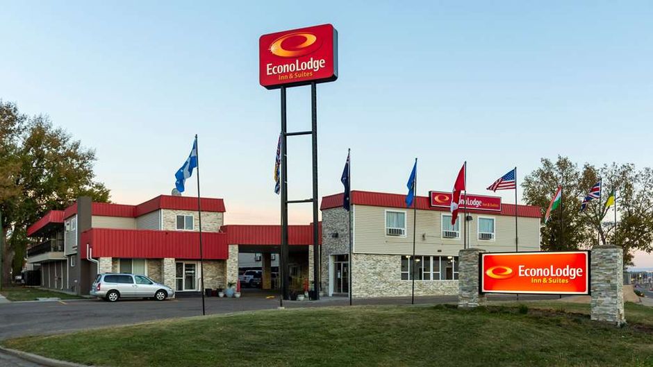 Econo Lodge Inn and Suites Medicine Hat Exterior