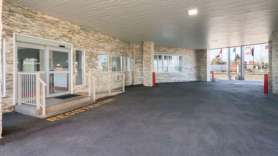 Econo Lodge Inn and Suites Medicine Hat Exterior