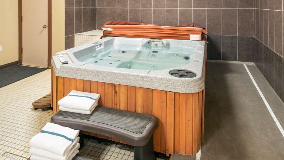 Econo Lodge Inn and Suites Medicine Hat Pool