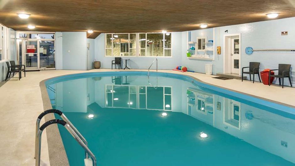 Econo Lodge Inn and Suites Medicine Hat Pool