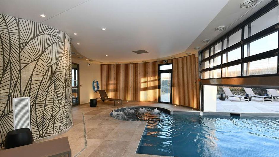 Golden Tulip Reims Pool