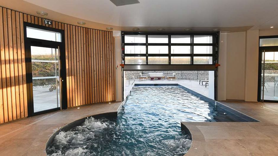 Golden Tulip Reims Pool