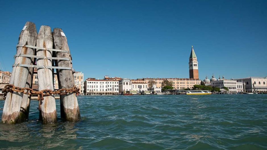 Hotel Monaco & Grand Canal Exterior