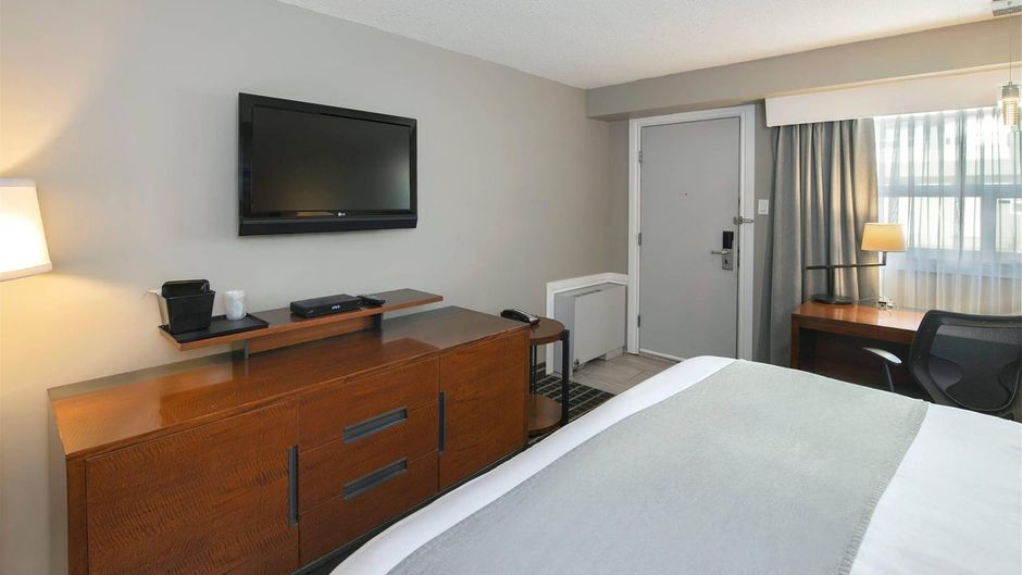 Clarion Pointe Medicine Hat Room