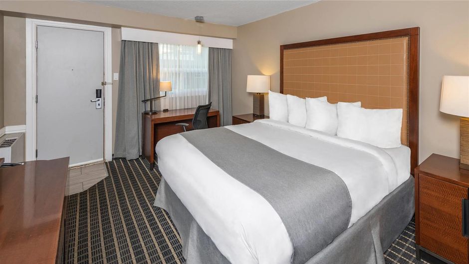 Clarion Pointe Medicine Hat Room