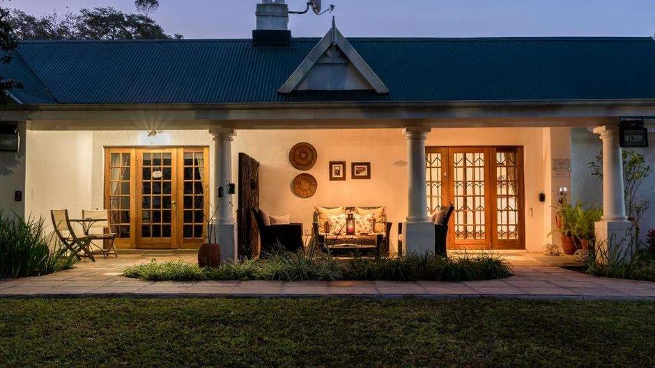 Nut Grove Manor Exterior