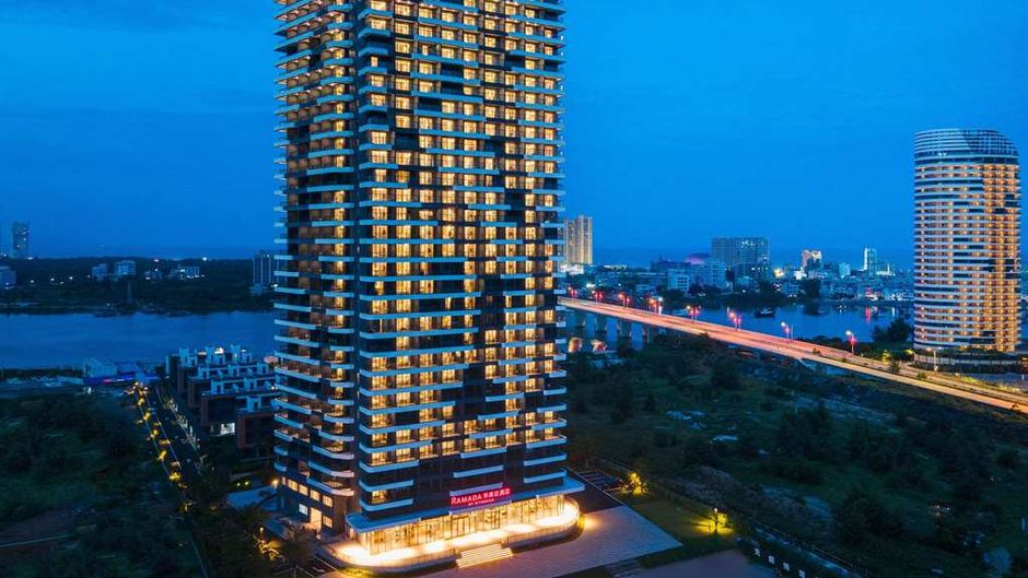 Ramada by Wyndham Double Moon Bay Exterior
