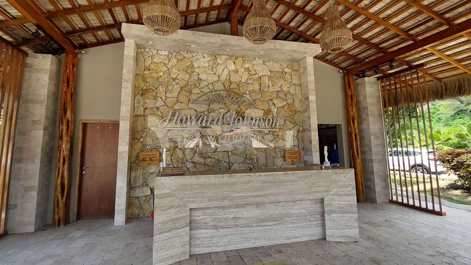 Howard Johnson by Wyndham Montanita Lobby