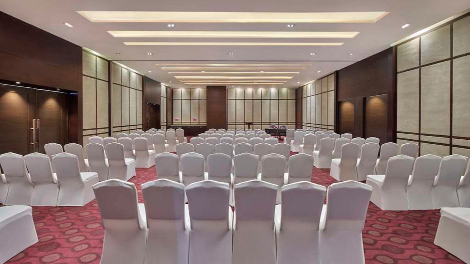 DoubleTree Hilton Gurugram Baani Square Meeting