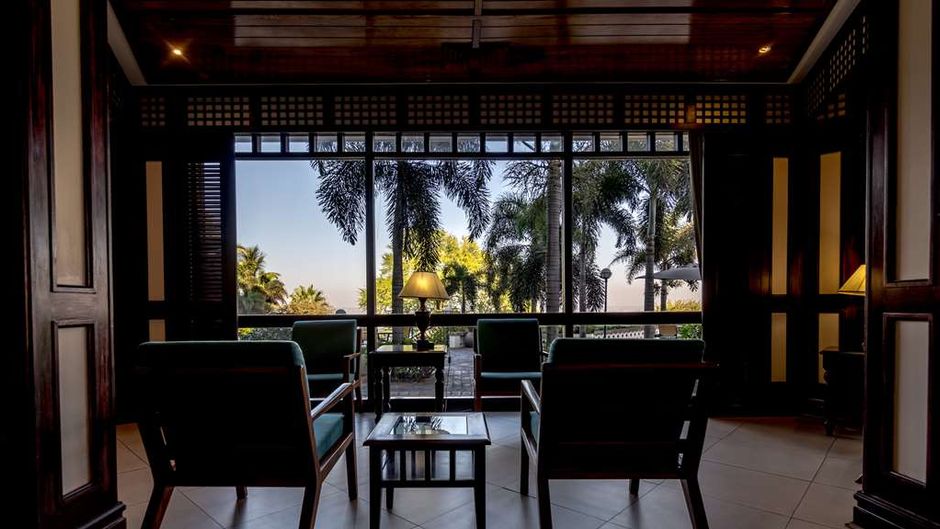 Cardoso Hotel Lobby