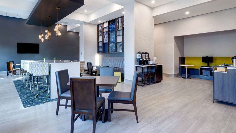 Hampton Inn & Suites Burlington Lobby