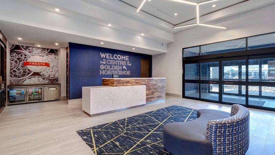 Hampton Inn & Suites Burlington Lobby