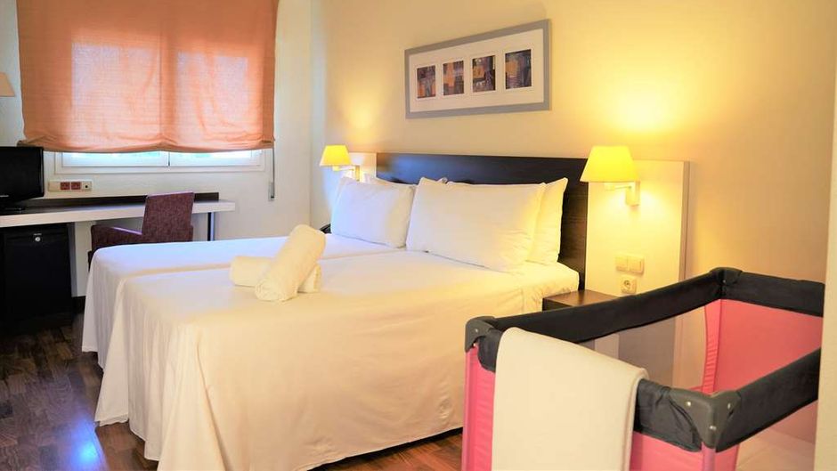 Hotel Port Feria Valencia Room