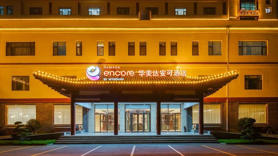 Ramada Encore by Wyndham Linqu Downtown Exterior