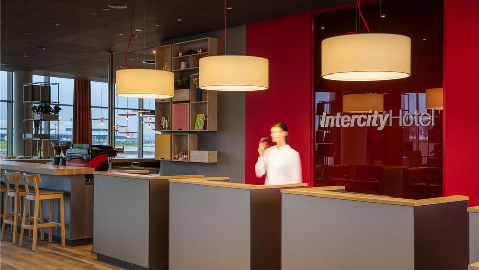 IntercityHotel Amsterdam Airport Lobby