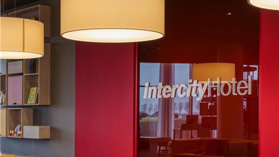 IntercityHotel Amsterdam Airport Lobby