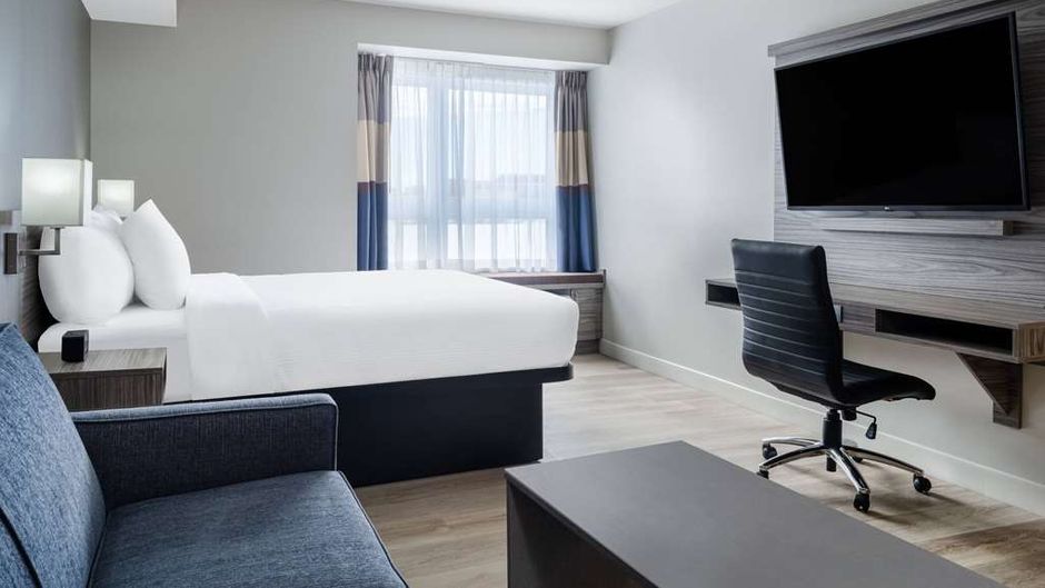 Microtel Inn & Suites by Wyndham Kanata Room