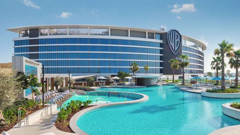 The WB Abu Dhabi, Curio Collection Pool