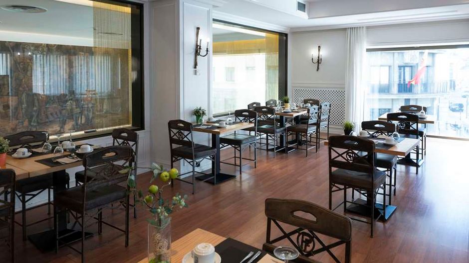 Barcelo Leon Conde Luna Restaurant