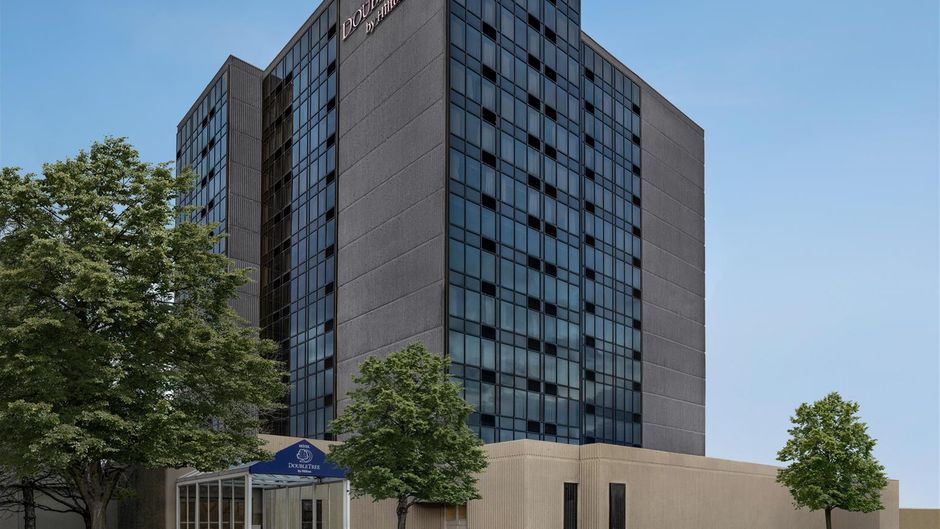 DoubleTree by Hilton Montreal Airport W Exterior