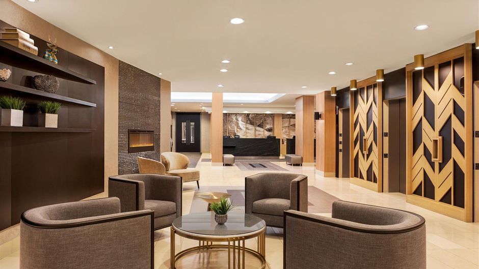DoubleTree by Hilton Montreal Airport W Lobby