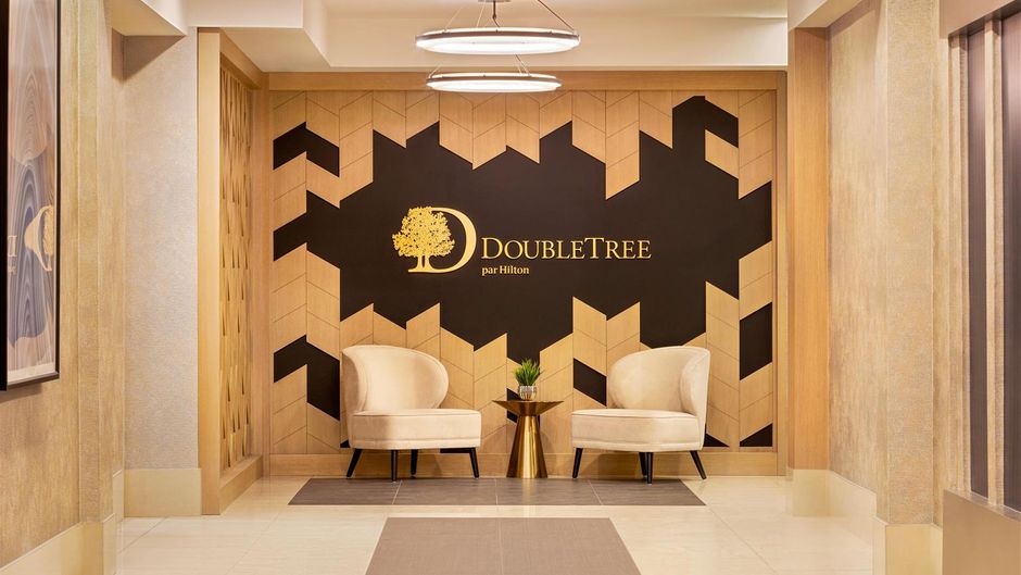 DoubleTree by Hilton Montreal Airport W Lobby