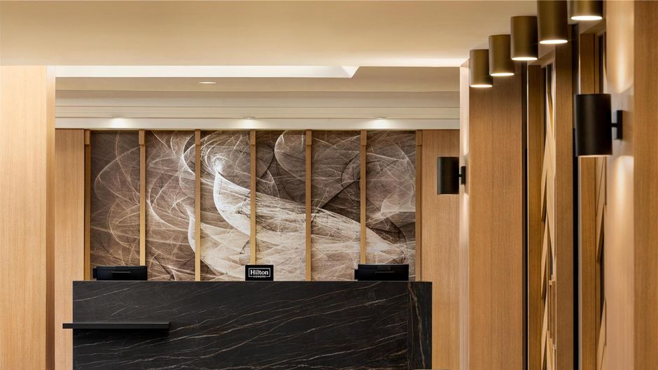 DoubleTree by Hilton Montreal Airport W Lobby