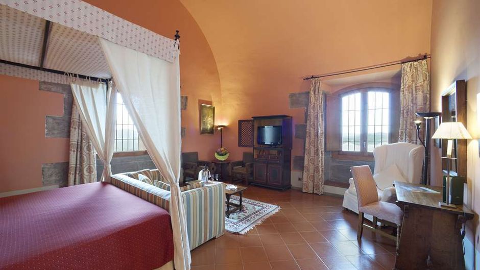 Parador de Cardona Suite