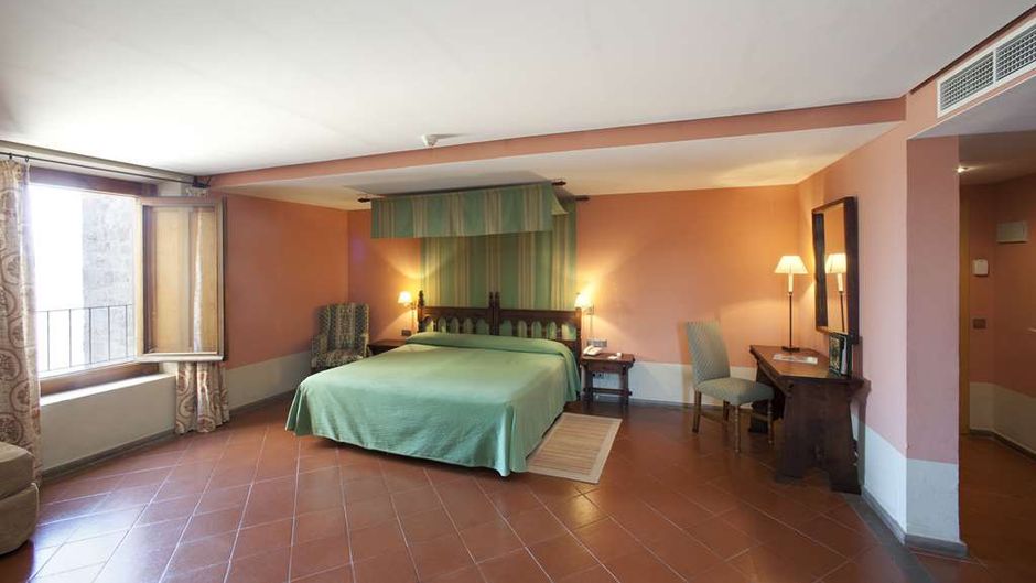 Parador de Cardona Room