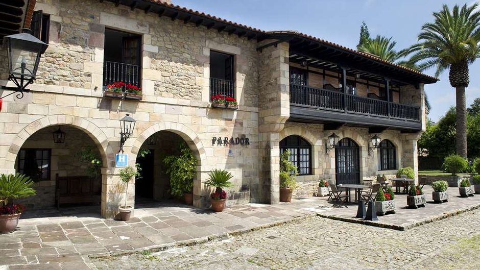 Parador de Santillana Exterior