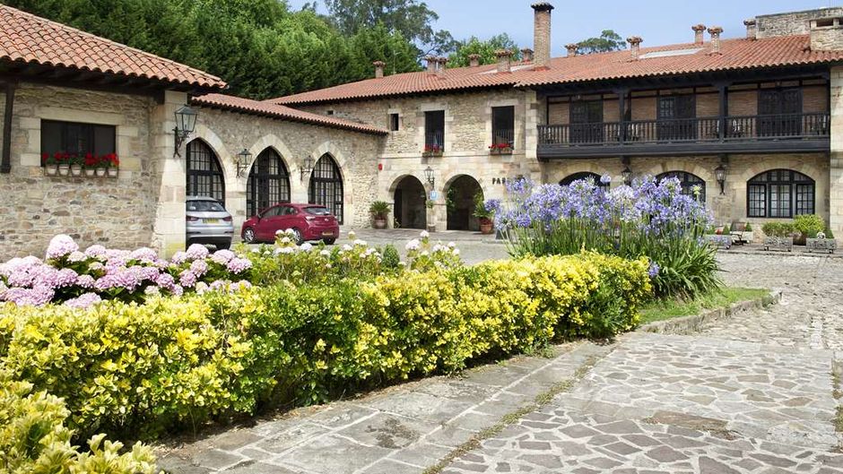 Parador de Santillana Exterior