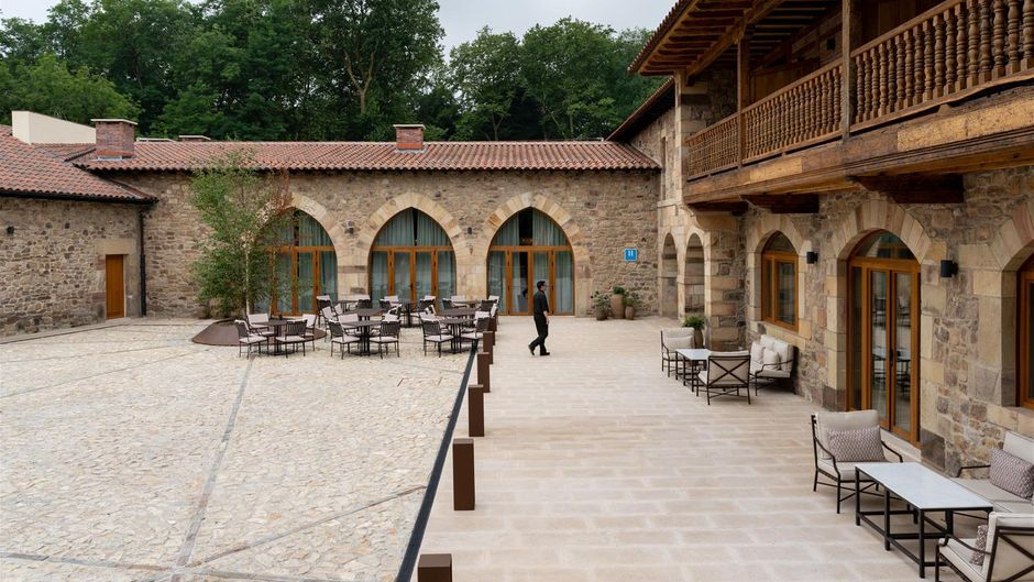 Parador de Santillana Exterior