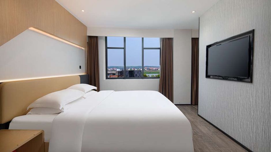 Microtel by Wyndham Miluo Downtown Hotel Room