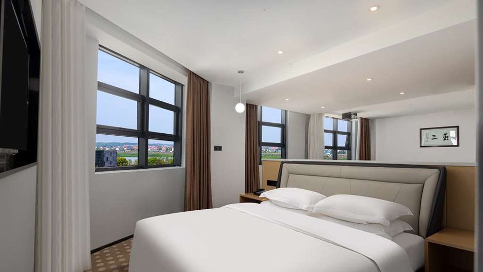Microtel by Wyndham Miluo Downtown Hotel Suite