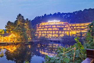 Howard Johnson Lake Serenity Hotel