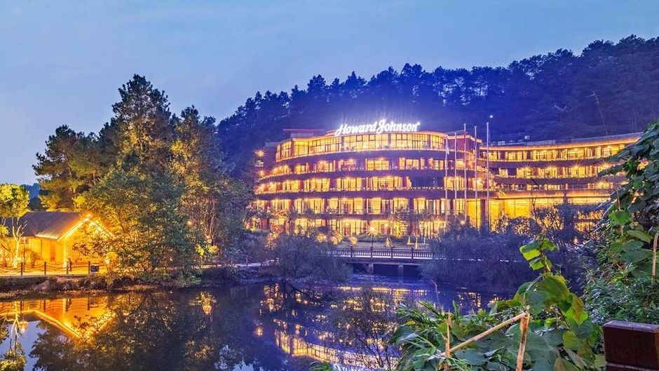 Howard Johnson Lake Serenity Hotel Exterior