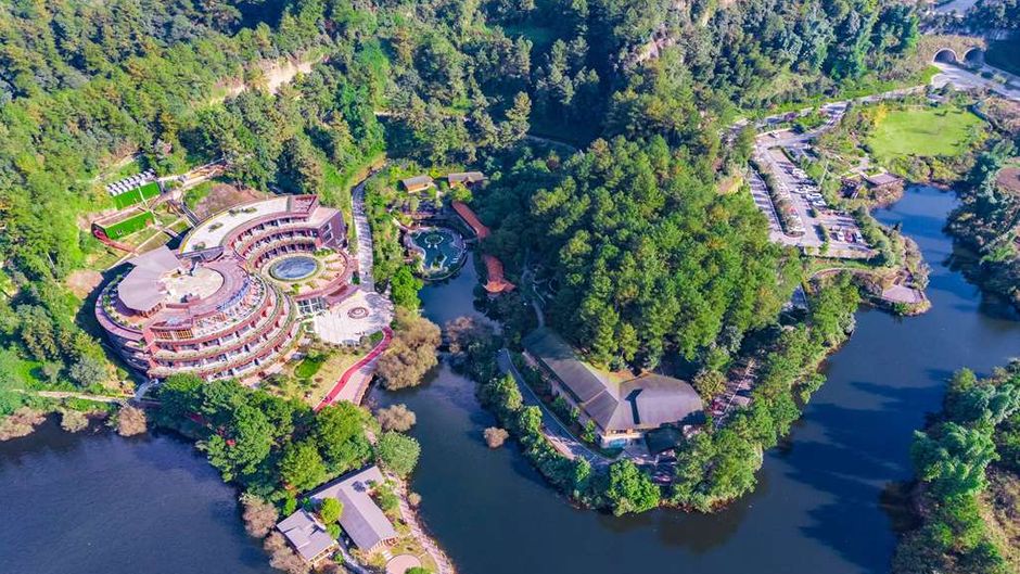 Howard Johnson Lake Serenity Hotel Exterior