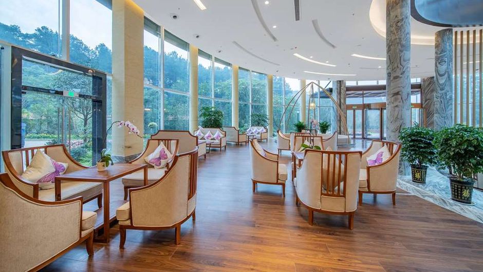 Howard Johnson Lake Serenity Hotel Lobby